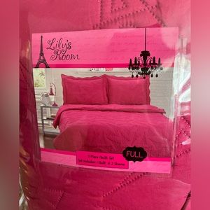 FULL size 3 piece quilt set. New without original receipt.